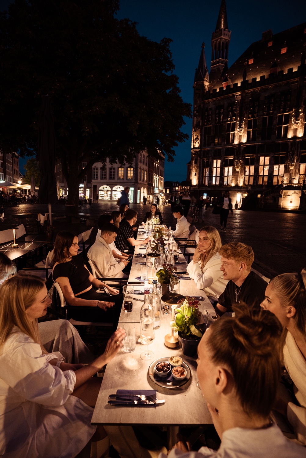 Lange Tafel auf der Terrasse des Markt43 vor dem Aachener Rathaus